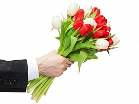 8 марта на улицах Дзержинска женщинам дарили тюльпаны